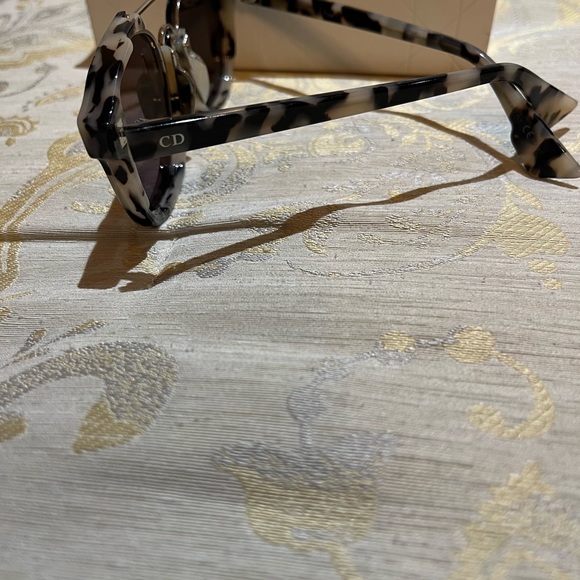 Lightly used Dior Cheetah mirrored sunglasses - Picture 6 of 9